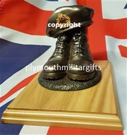 Duke of Lancaster Regiment Presentation Boot & Beret Figure Light Oak base